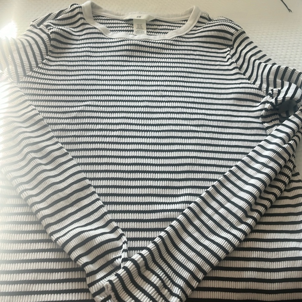 H&M ribbed long sleeved tee . Size XXL . Fits XL
